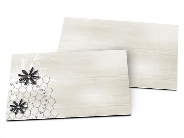 Carton d'invitation mariage - Cadre fleuri déposé sur une fine dentelle